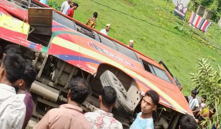 হবিগঞ্জে যাত্রীবাহী বাস উল্টে ৩০ যাত্রী আহত
