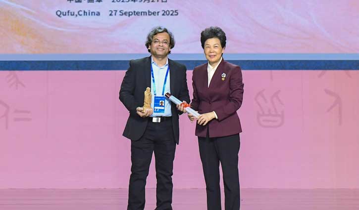 রেজোয়ানের ভাসমান স্কুলের ইউনেস্কোর পুরস্কার অর্জন