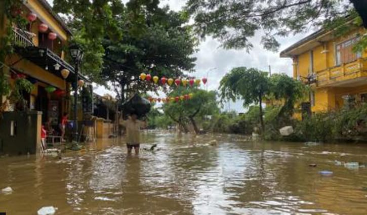 ভিয়েতনামে আঘাত হেনেছে ঘূর্ণিঝড় কালমেগি