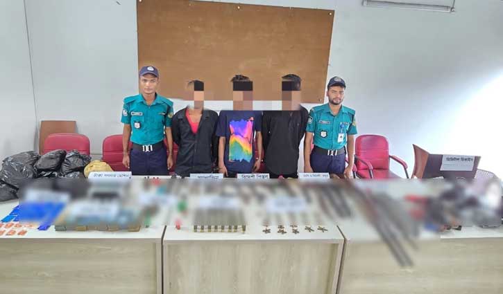 চট্টগ্রামে পুলিশের অভিযানে ১৩ আগ্নেয়াস্ত্র উদ্ধার