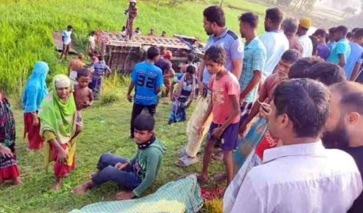 নওগাঁয় গরুবাহী ভটভটি উল্টে ২ ব্যবসায়ী নিহত