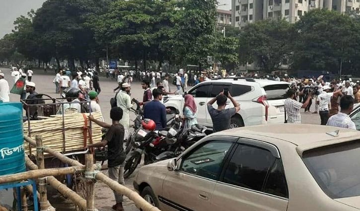 জুলাই সনদ ইস্যু: সংসদের সামনে উত্তপ্ত পরিস্থিতি, গাড়ি ভাঙচুর