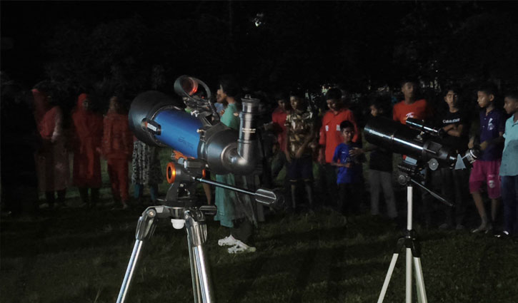 বাগেরহাটে টেলিস্কোপে মহাকাশ দেখল শিক্ষার্থীরা