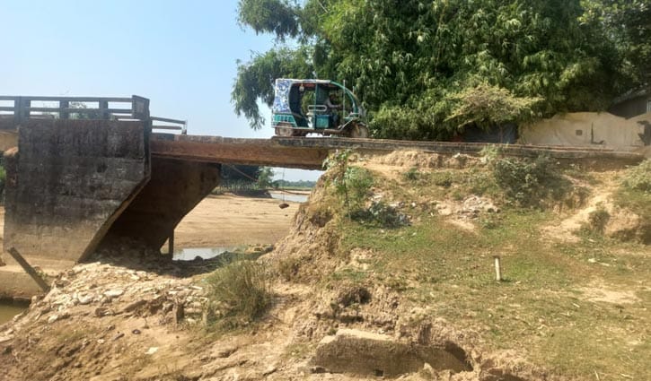 মাটি সরে ক্ষতিগ্রস্ত সেতু, ঝুঁকিতে ৩০ হাজার মানুষের চলাচল