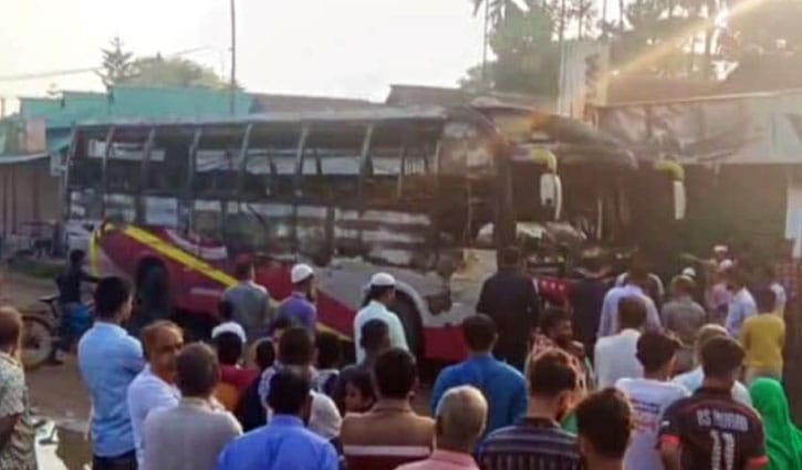 ময়মনসিংহে বাসে দুর্বৃত্তের আগুন, চালকের মৃত্যু