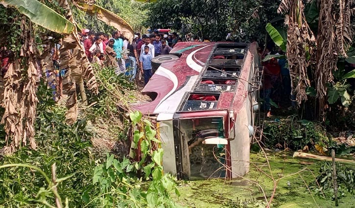 মাদারীপুরে নিয়ন্ত্রণ হারিয়ে বাস খাদে, পথচারী নিহত