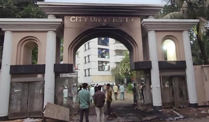 সিটি ইউনিভার্সিটি ক্যাম্পাস জুড়ে ধ্বংসস্তূপ, থমথমে পরিবেশ