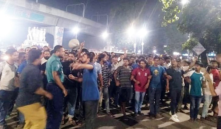 ঢাবিতে উচ্ছেদ অভিযান: হকারদের নিয়ে বিক্ষোভ-পাল্টা বিক্ষোভ