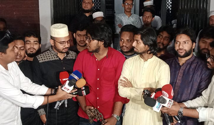 ডাকসুর বাজেট উদ্ধারসহ ৩ দাবিতে রেজিস্ট্রার বিল্ডিং ঘেরাও