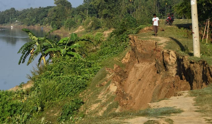 মৌলভীবাজারে মনু নদের বাঁধে ধস