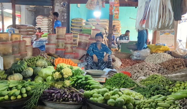 ধামরাই বাজারে চাল-ডাল স্থিতিশীল, বেড়ছে সবজি-আলু-পেঁয়াজের দাম