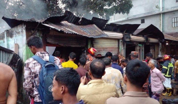 নড়াইলে আগুনে পুড়ল তিন দোকান, দগ্ধ ১