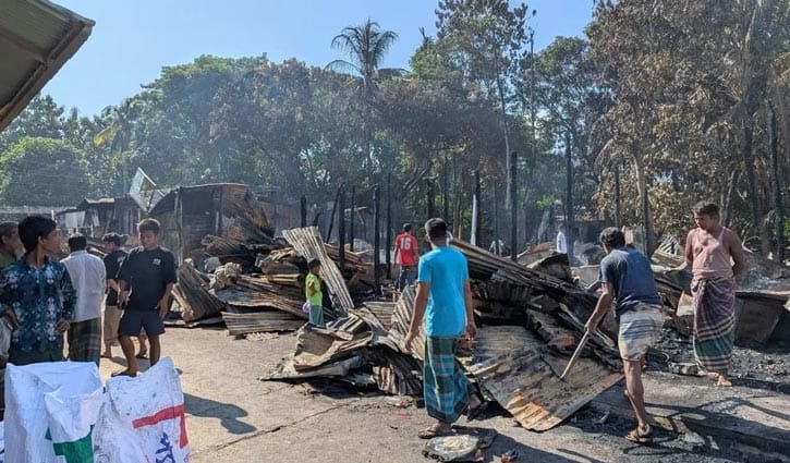 থানচিতে বাজারে লাগা আগুনে পুড়ল ১৩ দোকান
