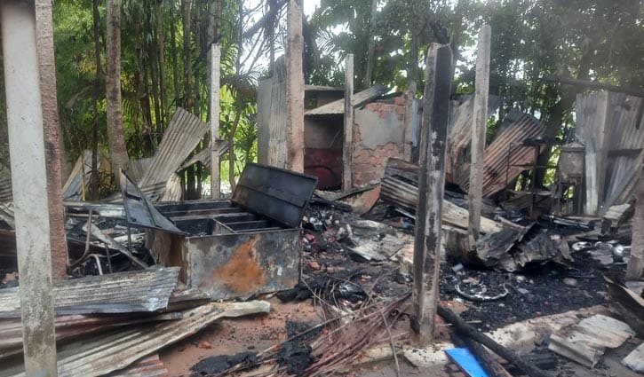 মাইকে ঘোষণা দিয়ে মাদক কারবারির বাড়িতে আগুন