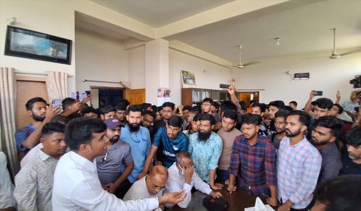 গবি রেজিস্টারের ফেরা নিয়ে দুই গ্রুপে উত্তেজনা