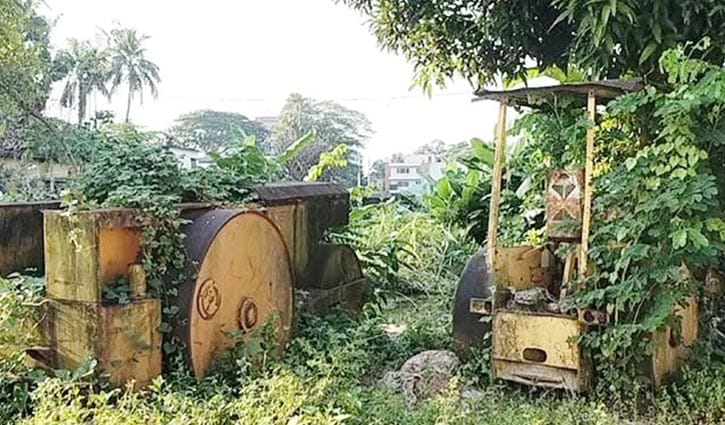 কোটি টাকার অব্যবহৃত যানে গজিয়েছে গাছ