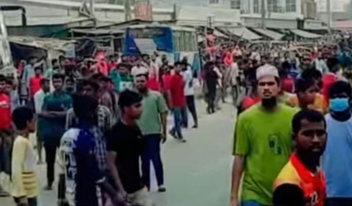 গাজীপুরে বকেয়া বেতনের দাবিতে শ্রমিকদের সড়ক অবরোধ