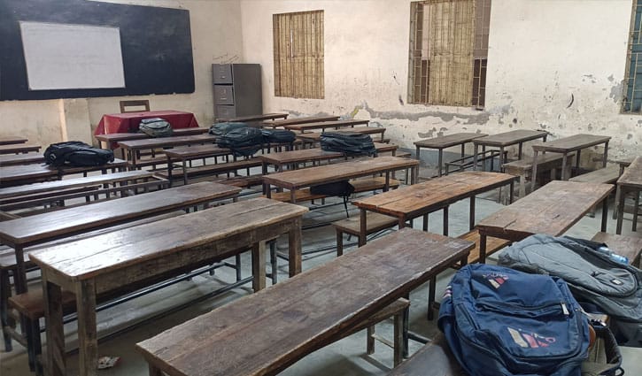 গোপালগঞ্জে প্রাথমিক বিদ্যালয়ের শিক্ষকদের কর্মবিরতি চলছে