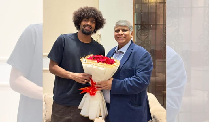 ফ্লাইট মিস করার পর ঢাকায় পা রাখলেন হামজা