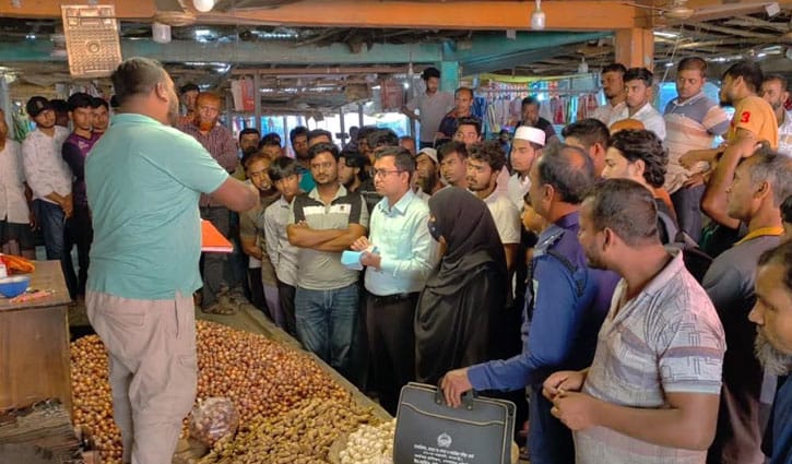 পেঁয়াজের দাম স্বাভাবিক রাখতে হিলি বাজারে অভিযান