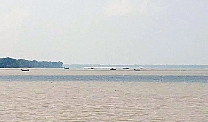 নিষেধাজ্ঞার শেষ দিনে মাছ শিকারে নেমেছেন জেলেরা 