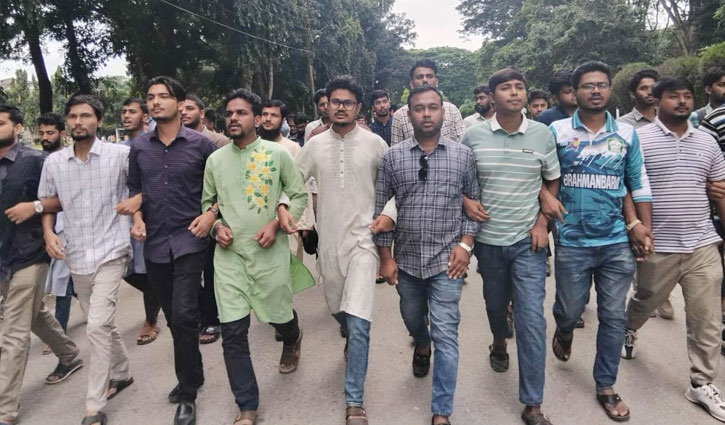 জুলাইবিরোধী শক্তির শাস্তি দাবিতে ইবিতে বিক্ষোভ