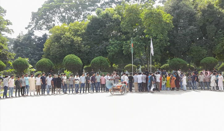 ইবিতে ছাত্রীর পোশাক নিয়ে শিক্ষকের কটূক্তি, শিক্ষার্থীদের প্রতিবাদ