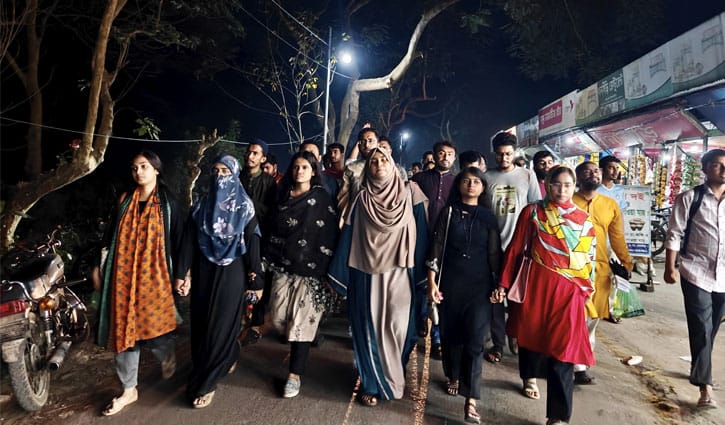 জাবিতে নিষিদ্ধ ছাত্রলীগের অপতৎপরতার বিরুদ্ধে বিক্ষোভ