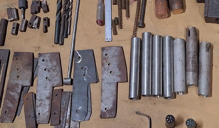 মুন্সীগঞ্জে গোডাউনে অভিযান, অস্ত্র তৈরির সরঞ্জাম জব্দ