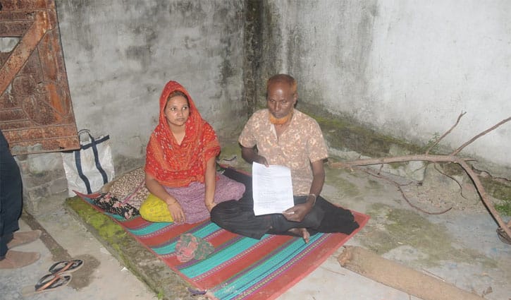 খুলনায় ক্রয়কৃত জমির দখল পেতে খোলা আকাশের নিচে একটি পরিবার