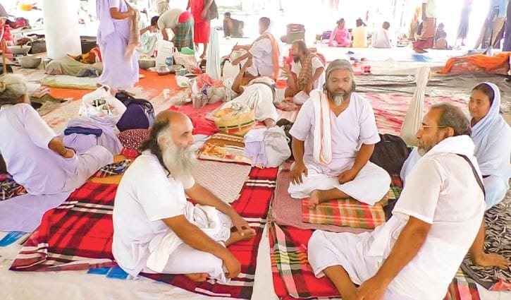 ছেঁউড়িয়া মাজার প্রাঙ্গণ বাউল-দর্শনার্থীতে মুখর