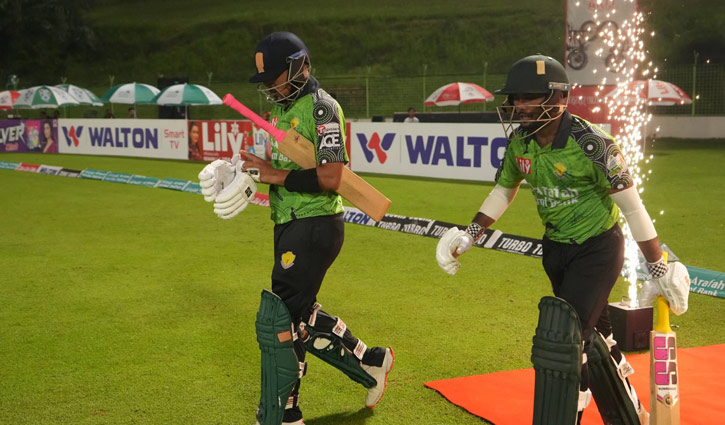 খুলনাকে উড়িয়ে অপ্রতিরোধ্য রংপুর জিতল শিরোপা