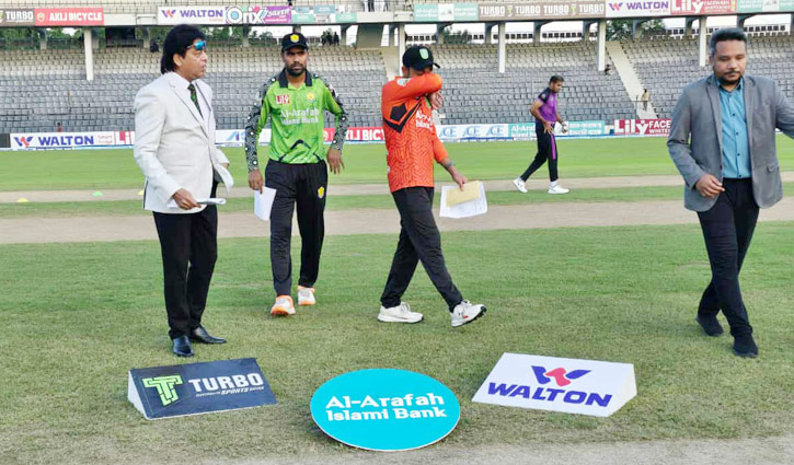 টস হেরে ব্যাটিংয়ে খুলনা