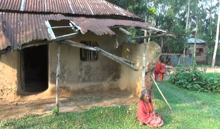 ঝুপড়ি ঘরে দুর্বিষহ জীবন কাটছে প্রতিবন্ধী মেহেরুন নেছার 
