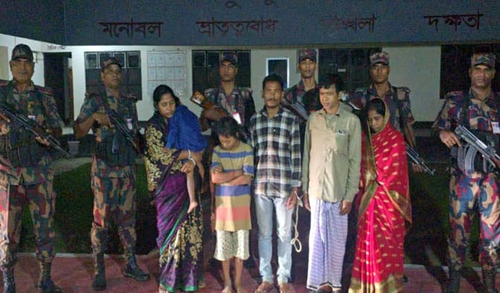 ফুলবাড়ী সীমান্তে পাচারচক্রের ভারতীয় সদস্যসহ আটক ৬