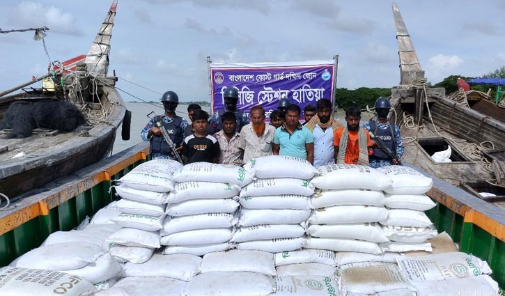 মাদকের বিনিময়ে সার পাচারকালে আটক ৯