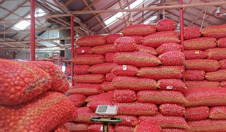 চাঁপাইনবাবগঞ্জে পেঁয়াজের দামে সেঞ্চুরি