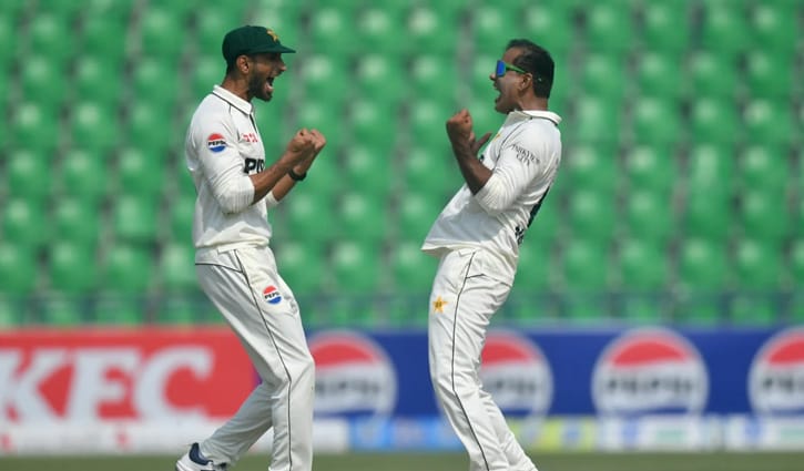 নোমানের জাদুতে লাহোরে পাকিস্তানের দাপুটে জয়