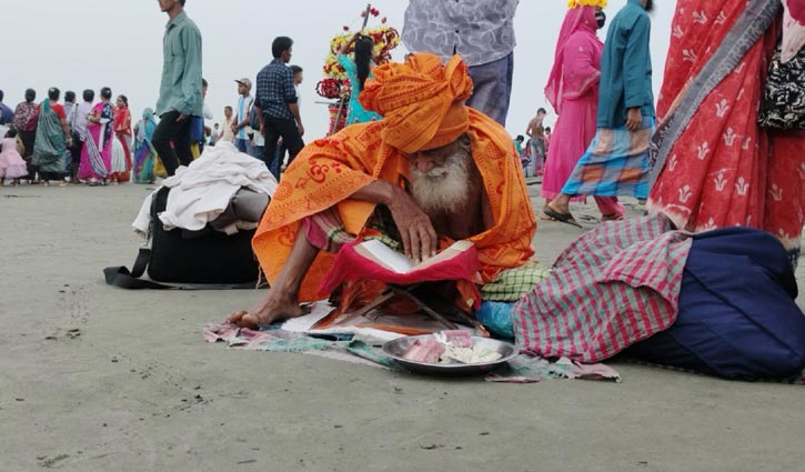 পুণ্যস্নান মধ্য দিয়ে কুয়াকাটায় শেষ হলো রাস উৎসব, মেলা চলবে ৫ দিন