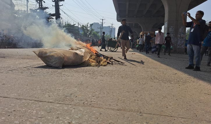আশুলিয়ার সড়কে ৪ কারখানার শ্রমিকদের বিক্ষোভ, টিয়ারশেল নিক্ষেপ