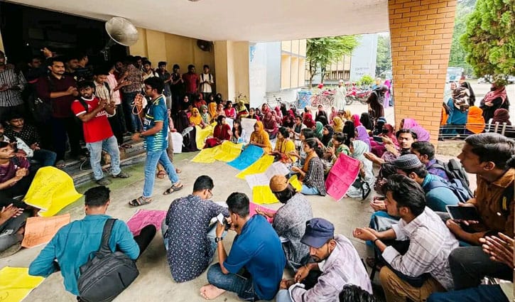 রাবি ছাত্রীর মৃত্যুর ৩ দিনেও তৈরি হয়নি প্রতিবেদন, শিক্ষার্থীদের বিক্ষোভ