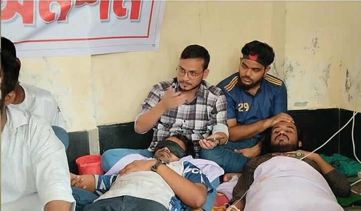 অসুস্থ হয়ে পড়েছেন অনশনরত রাবির চিকিৎসা মনোবিজ্ঞান বিভাগের ৫ শিক্ষার্থী