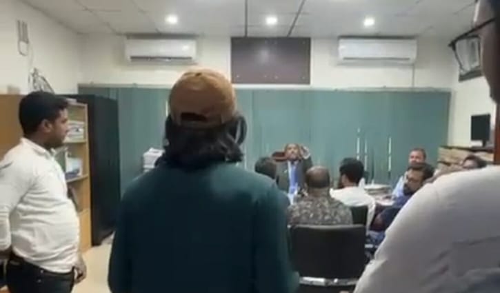 ‘বেয়াদব ছেলে, গেট আউট’ রাকসুর জিএসকে বললেন ভারপ্রাপ্ত রেজিস্ট্রার