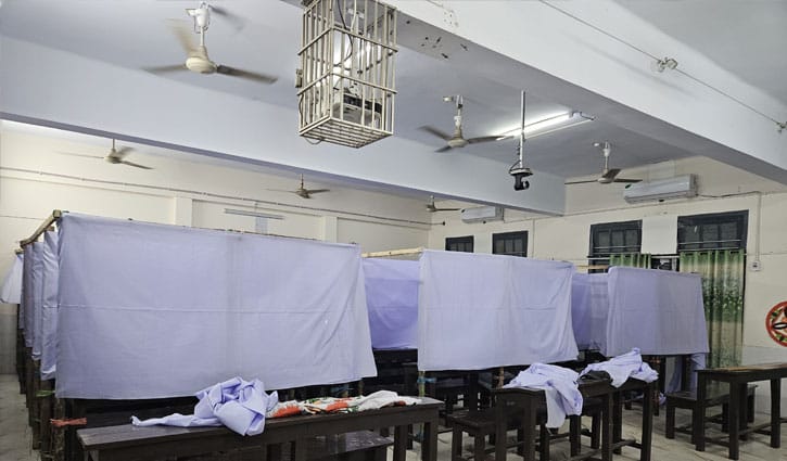 রাকসু নির্বাচনের জন্য প্রস্তুত বুথ