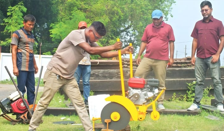 স্বল্প খরচে প্রকৌশলী নাজিবের রেল কাটিং যন্ত্র উদ্ভাবন