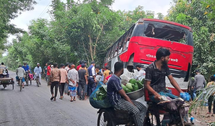 বাগেরহাটে বাসচাপায় শিক্ষক নিহত, সড়কে বিক্ষোভ