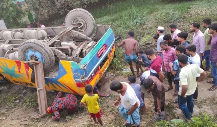 হবিগঞ্জে বাস উল্টে যুবকের মৃত্যু, আহত ৫০