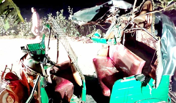 পূর্বধলায় ট্রাকের পেছনে অটোরিকশার ধাক্কা, নিহত ২