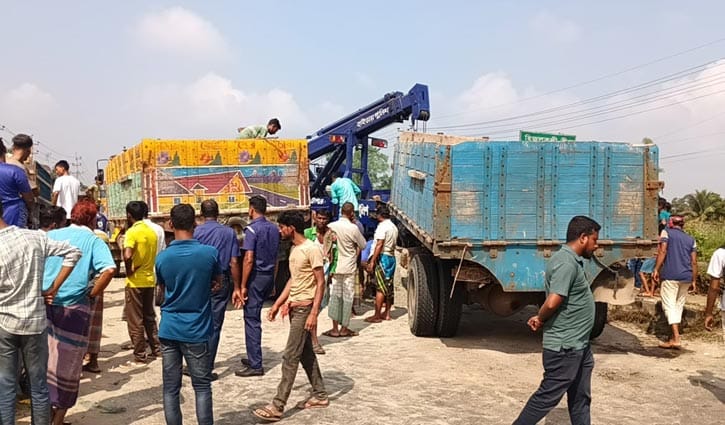গাজীপুরে মহাসড়কে উল্টে পড়েছে ট্রাক, যানজটে দুর্ভোগ