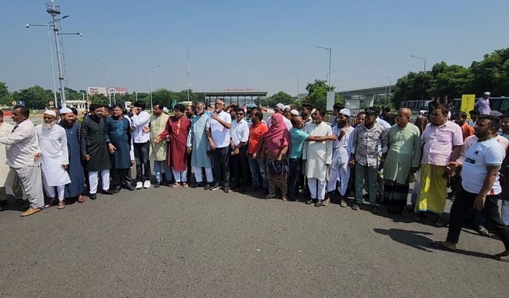 পদ্মা সেতুর টোল প্লাজার সামনে বিক্ষোভ